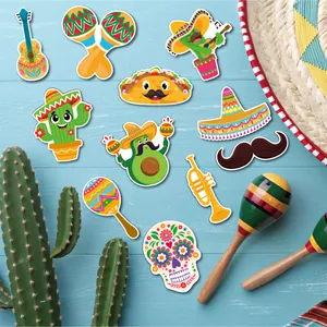 Magnets de frigo colorés sur le thème de la Fiesta mexicaine sur fond en bois bleu clair