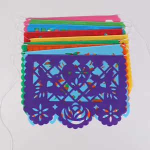 Detail bunter mexikanischer Papel Picado Banner mit aufwendigen Blumen- und Vogelmustern