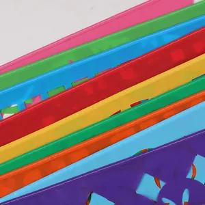 Nahaufnahme bunter hohler Kunststoffbanner für mexikanische Festivaldekorationen