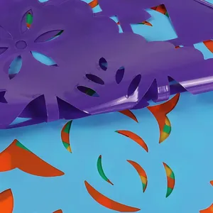 Detailansicht bunter mexikanischer Kunststoffbanner für Partydekorationen im Detail