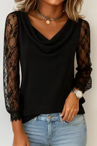Haut noir élégant avec col bénitier et manches en dentelle pour un look chic et moderne.