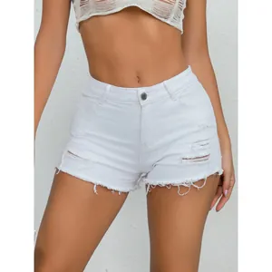 Pantaloncini di jeans bianchi alla moda a vita alta con strappi e orlo sfrangiato