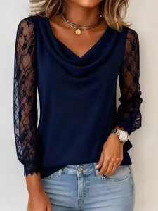 Haut bleu marine élégant à col bénitier et manches en patchwork de dentelle.