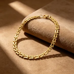Collier tendance en acier inoxydable doré à maillons notes de musique sur présentoir
