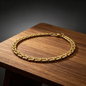 Exquis collier à maillons de notes de musique en acier inoxydable doré sur surface en bois