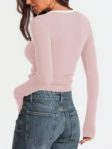 Rückansicht des schmal geschnittenen, rosa gerippten Langarmshirts mit weißem Kragen.