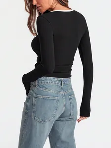 Eleganter, schmal geschnittener Langarm-Stricktop mit kontrastierendem weißem Carré-Ausschnitt