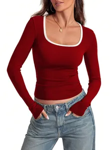 Detail eines burgunderfarbenen, eng anliegenden Langarmshirts mit weißem Karree-Ausschnitt.