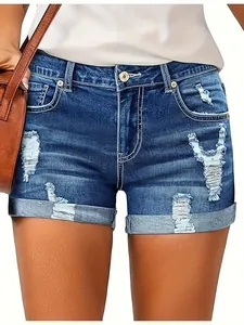 Vue détaillée d'un short en jean taille haute délavé avec ourlets roulés et déchirures.