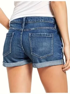 Détail de la vue arrière d'un short en jean taille haute avec poches et ourlets