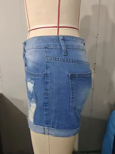 Vue latérale d'un short en jean taille haute pour femme avec détails déchirés usés.