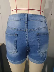 Détail de la vue arrière de ce short en jean taille haute avec ourlets roulés et poches