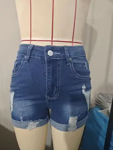 Gros plan de short en jean taille haute usé avec ourlets roulés et coutures blanches
