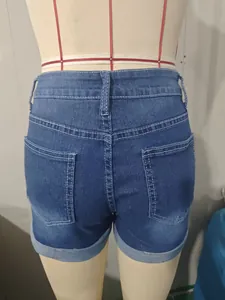 Vue arrière d'un short en jean taille haute ajusté avec ourlets revers sur un mannequin
