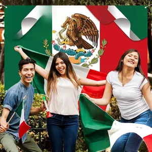 Grote vlag voor de Mexicaanse onafhankelijkheidsdag voor feesten tijdens de erfgoedmaand
