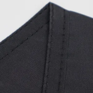 Detailaufnahme von strapazierfähigem schwarzem Stoff mit verstärkten Nähten.
