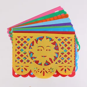 Detail bunter mexikanischer Papel Picado Banner aus Kunststoff für Fest- und Partydekoration