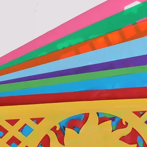 Detailansicht farbenfroher mexikanischer Kunststoffbanner mit filigranen Ausschnitten.