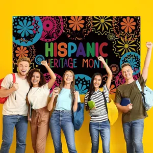 Gedetailleerde weergave van de Hispanic Heritage Month banner met vrolijke jonge modellen.