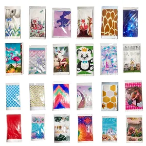 Variété de nappes de fête jetables en PVC colorées avec divers motifs thématiques