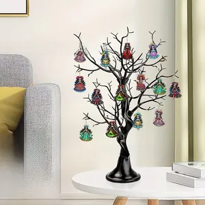 Detailansicht farbenfroher Holzornamente zum Tag der Toten an einem schwarzen Dekobaum