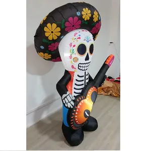 Aufblasbare Skelettfigur zum Tag der Toten mit Sombrero und Gitarre als Partydekoration.