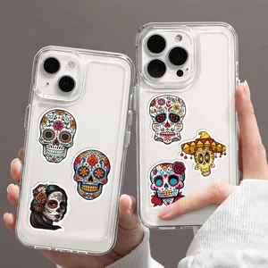 Vista detallada de pegatinas de calaveras del Día de los Muertos en fundas para teléfonos móviles