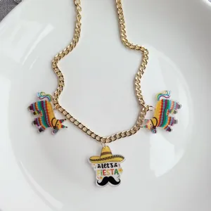 Vue détaillée des breloques piñata et sombrero sur un collier festif à thème mexicain.