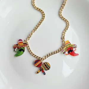 Détail du collier acrylique mexicain Cinco de Mayo avec des breloques piment et maracas