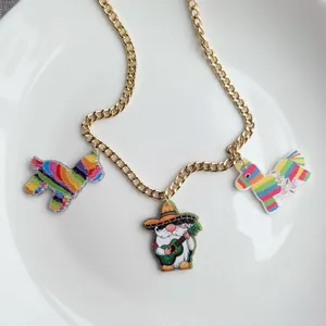 Vue détaillée d'un collier Cinco de Mayo avec pendentifs en acrylique piñata et gnome.