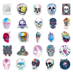 Vielfalt an künstlerischen Totenkopf-Aufklebern mit psychedelischen und holografischen Designs.
