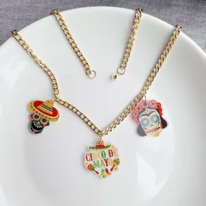 Détail du collier Cinco de Mayo avec des pendentifs en acrylique et des crânes en sucre