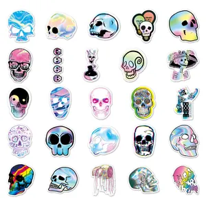 Nahaufnahme von holografischen Totenkopf-Aufklebern mit verschiedenen Graffiti-Designs.