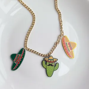 Détail du collier mexicain Cinco de Mayo avec pendentifs en acrylique cactus et sombrero