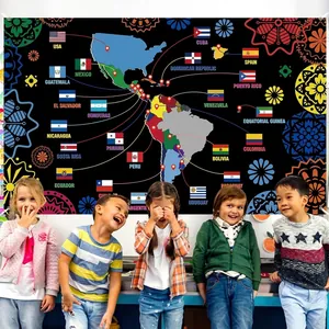Kinder posieren vor einem bunten Banner für den Monat des hispanischen Erbes.