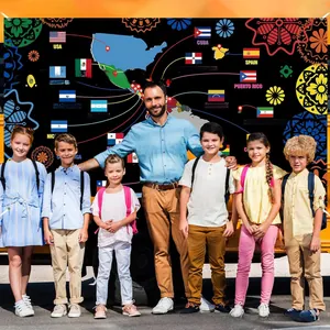 Grote banier voor Hispanic Heritage Month met wereldkaart en verschillende vlaggen