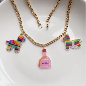 Vue détaillée d'un collier en acrylique Cinco de Mayo avec des charms piñata et tequila