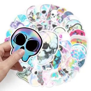 Detailansicht holografischer Totenkopf-Aufkleber mit schillerndem Graffiti-Stil.