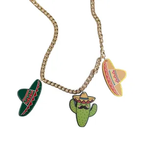 Collier mexicain Cinco de Mayo avec breloques cactus et sombrero en acrylique, chaîne dorée.