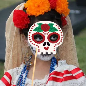 Gros plan d'un accessoire photo squelette du Jour des Morts dans un décor festif.