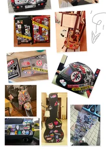 Detaillierte Collage mit wasserfesten Totenkopf-Aufklebern auf Laptops, Helmen und Koffern.