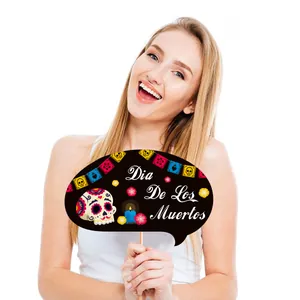 Vue détaillée d'un accessoire photo Dia De Los Muertos tenu par un beau mannequin