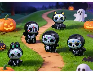 Collezione di figurine scheletro Giorno dei Morti in una micro-scena di Halloween.