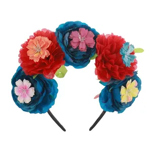 Detail van grote rode en blauwe kunstbloemen op de Halloween cosplay haarband voor dames