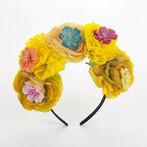 Detail van de veelkleurige kunstbloemen haarband voor Halloween en cosplay feesten