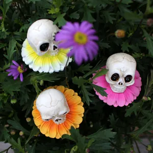 Detailansicht kreativer Totenkopf-Blumenstecker aus Harz zur Dekoration im Garten
