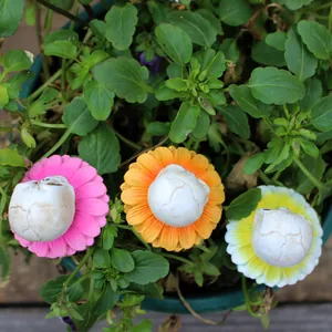 Detailansicht von 3er-Set Totenkopf-Blumensteckern aus Harz für Garten und Sukkulenten