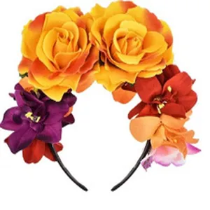 Detailopname van Halloween bloemen haarklem met oranje rozen en paarse lelies