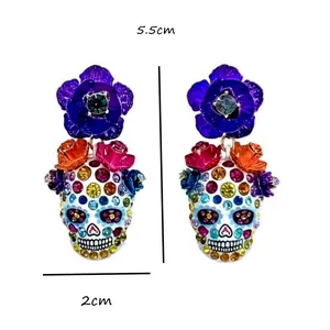 Detaillierte Ansicht bunter Totenkopf-Ohrringe mit Emaille-Blumen und Größenangaben