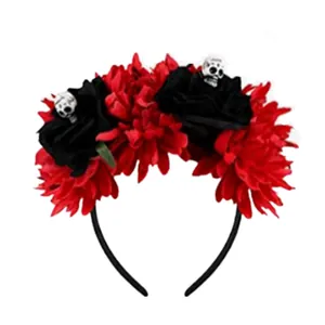 Detail van Halloween haarband met rode bloemen, zwarte rozen en schedels